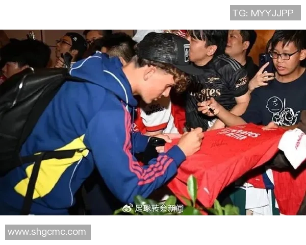 国际知名足球球星亮相公益活动现场引发热烈关注