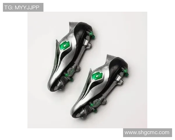 无鞋带设计引领潮流 足球明星脚下的创新与舒适之选